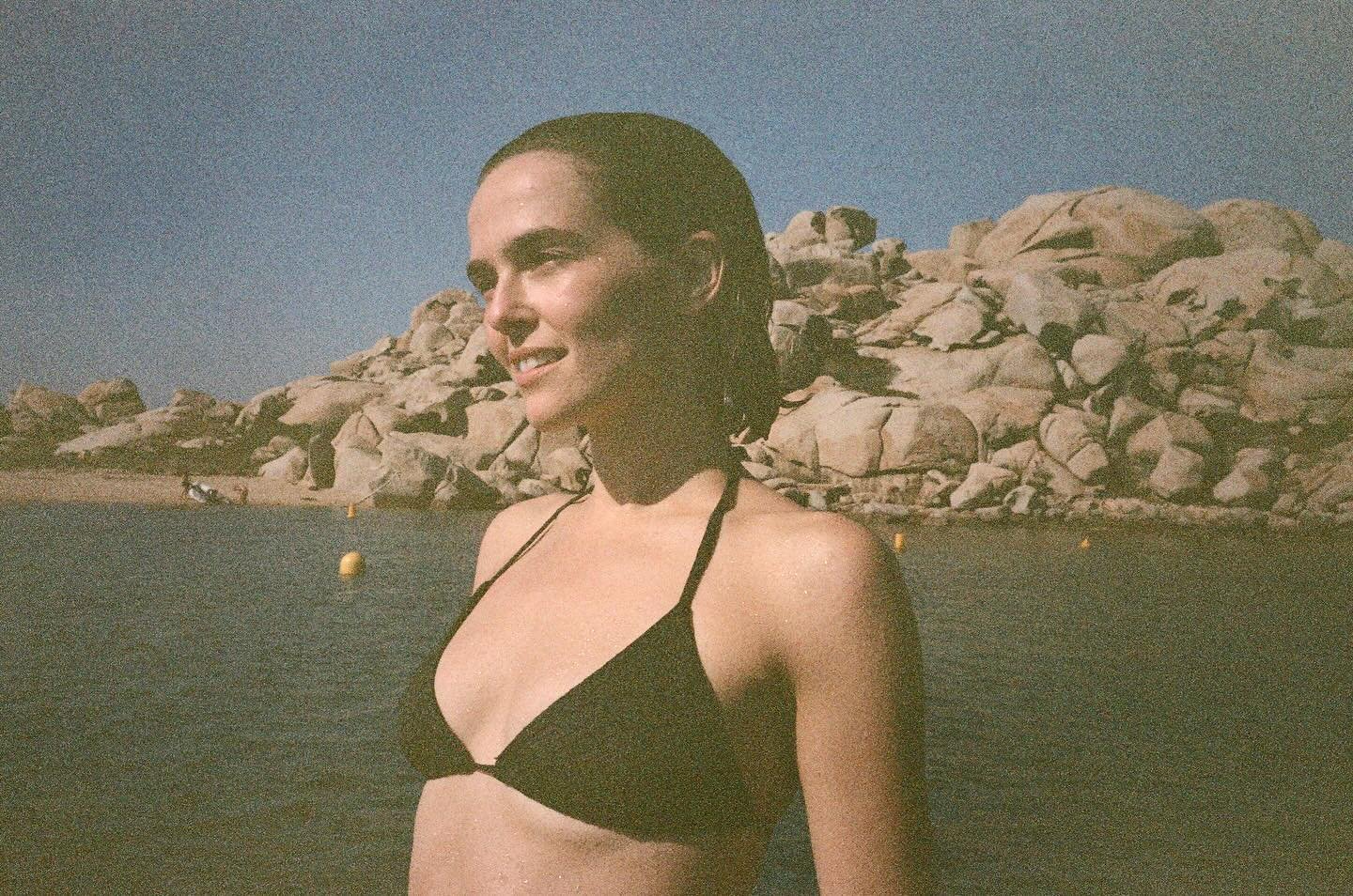 Zoey Deutch Bikini Vacation pics