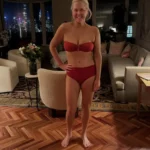 Amy-Schumer-swimsuit-selfie