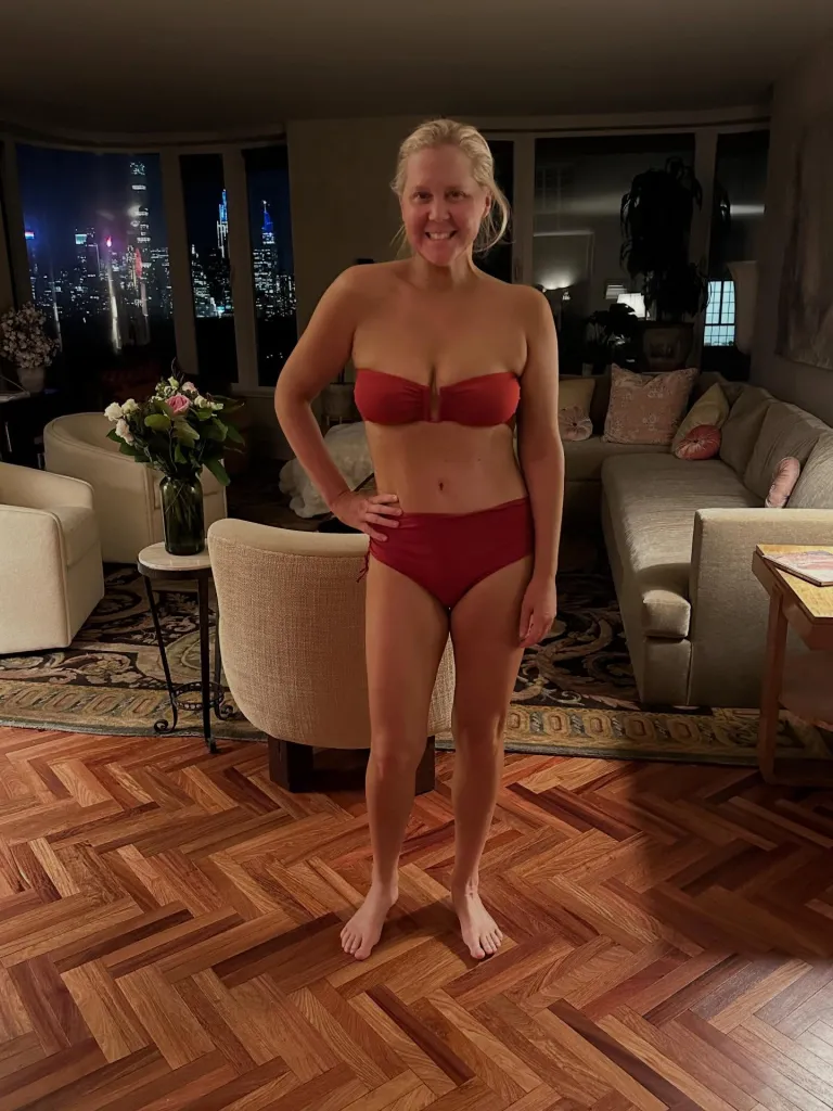Amy-Schumer-swimsuit-selfie