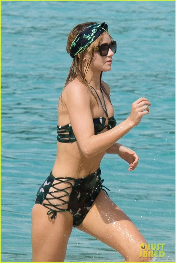 suki waterhouse vacations in barbados1